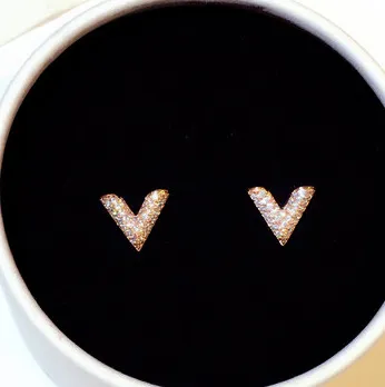 Super Glittering Ny Hot Ins Fashion Luxury Designer Diamonds Zircon Brev V Små Stud Örhängen för Kvinna Tjejer Guld Silver