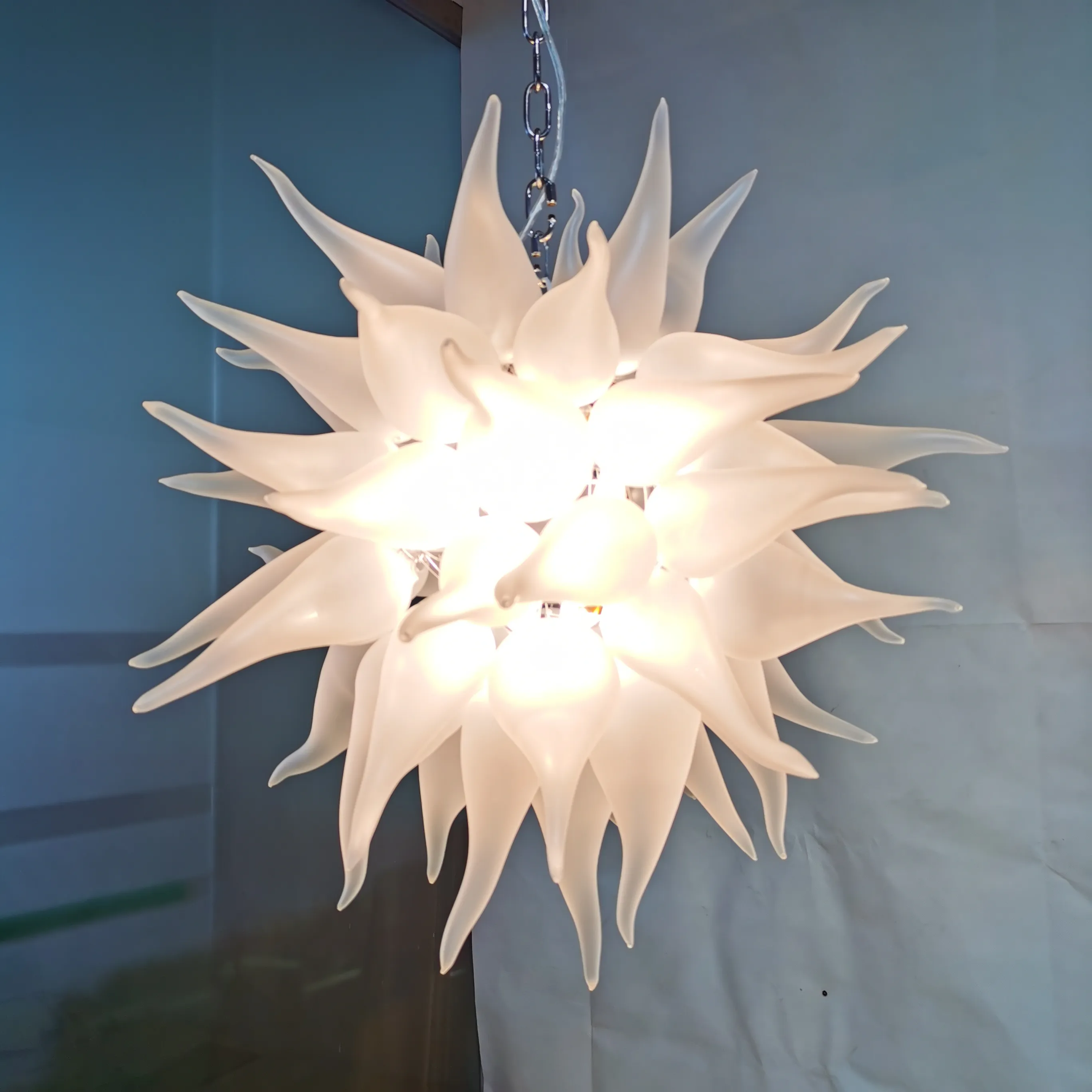 Białe żyrandole kwitnący oświetlenie nowoczesny projekt wiszące łańcuch żyrandol lampy wisiorek kryształ murano szklane oświetlenie