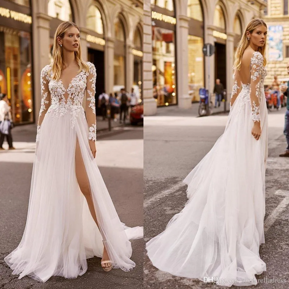 2020 Billiga Berta High Split Bröllopsklänningar V Halsapparat Långärmade Lumbar Lace Bridal Gown Backless Ruffle Sweep Train