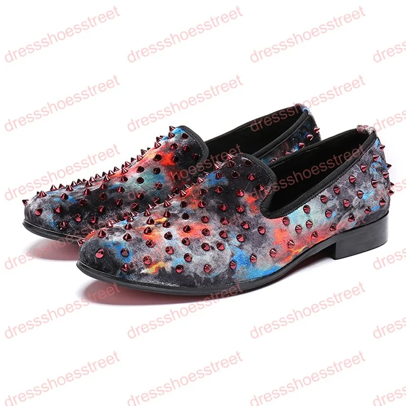 Elegante ronde neus slip op klinknagels man punk loafers lederen spiked moccasin heren party prom rocker schoenen