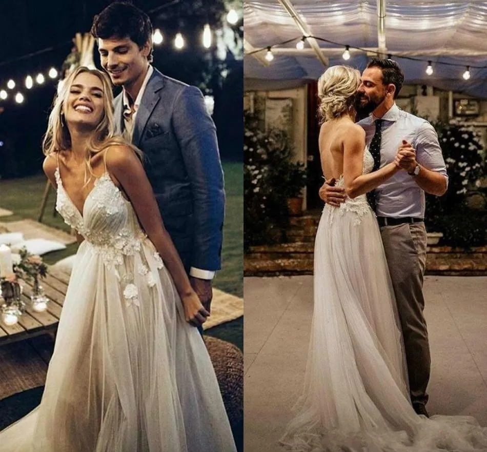 2019 New Romantic A Line Abiti da sposa Spaghetti Scollo a V Applique Pizzo Tulle Senza maniche Backless Sweep Train Abiti da sposa da sposa arabi