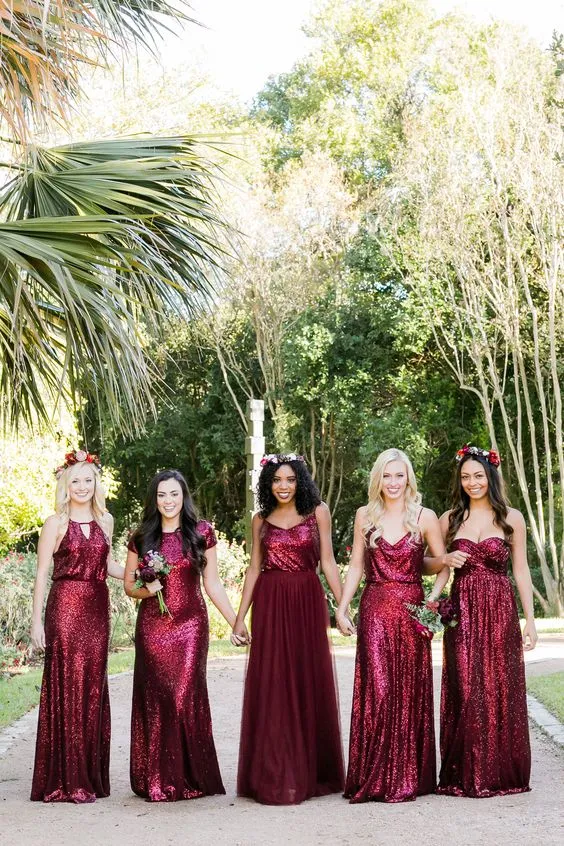 2019 Populära Eleganta Mismatched Burgundy Sequins Tulle Long Bridesmaid Dresses Country Style Bröllopsklänning Skräddarsydda Strand Brudtärna Klänning