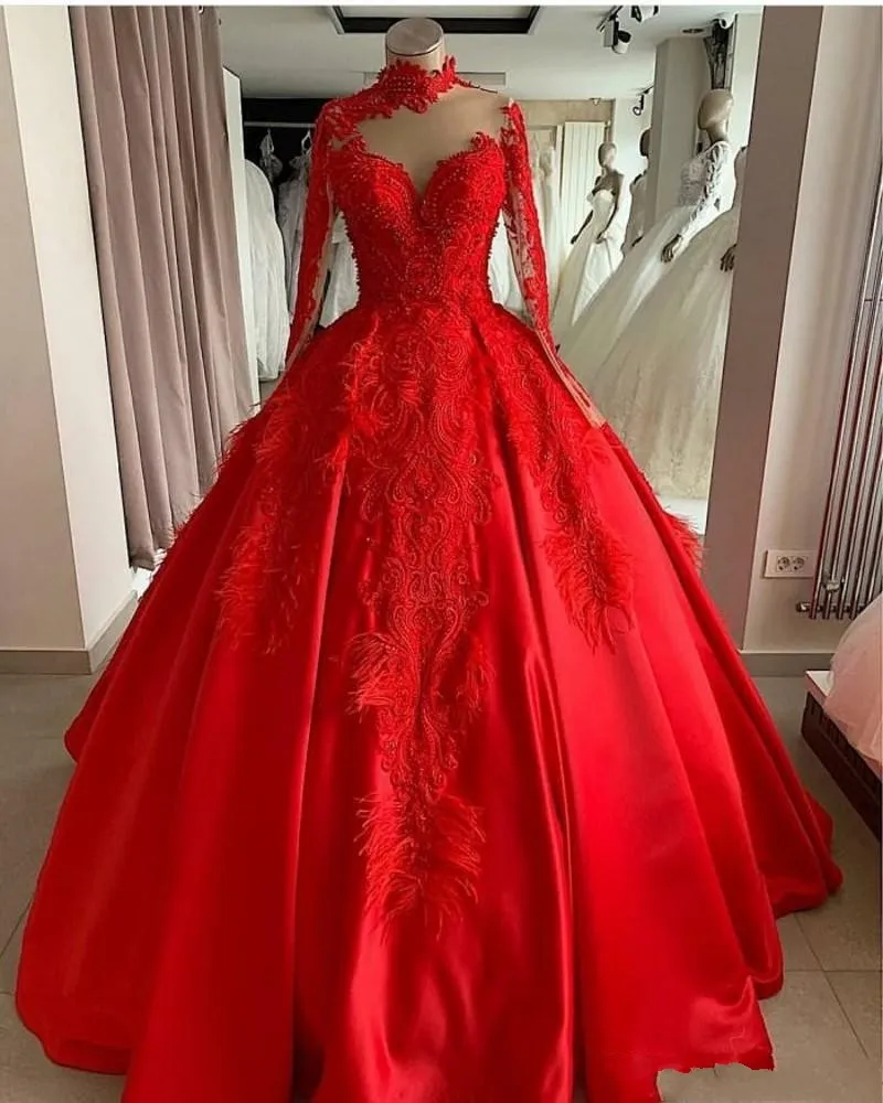 Yeni kırmızı balo elbisesi gece elbiseleri yüksek boyunlu dantel giyiyor kristal boncuklu tüy uzun kollu saten parti elbisesi quinceanera balo elbiseleri