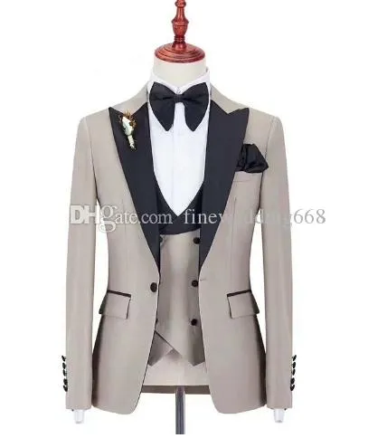 El más nuevo gris claro padrinos de boda pico solapa boda novio esmoquin hombres trajes boda / baile de graduación / cena mejor hombre Blazer (chaqueta + corbata + chaleco + pantalones) 568