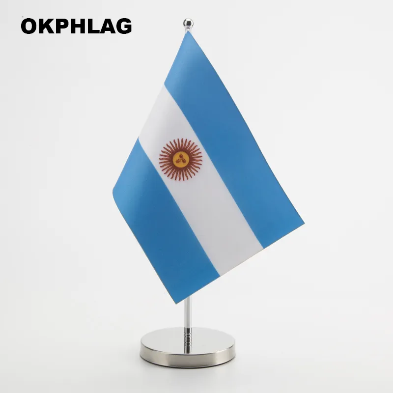 Drapeau de table de l'Argentine avec des bannières de bureau de pays de base de mât de drapeau en argent 14 * 21CM pour la réunion officielle