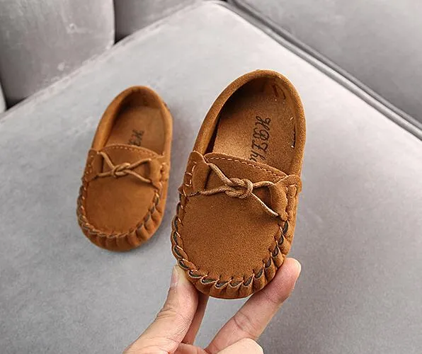 Enfants moccasin mots de boucles