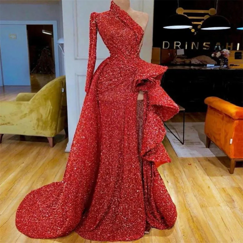 Seksowne Suknie Cekinowe Prom Długie Red One Ramię Wielopoziomowa Strona Split Suknia Wieczorowa Długie Rękawy Peplum Dubai Arabski Party Vestidos