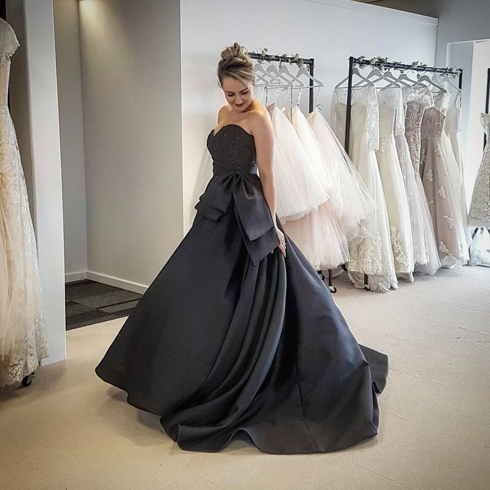 Semplici Abiti Da Sposa Colorati Gotici In Raso Nero Vintage Senza