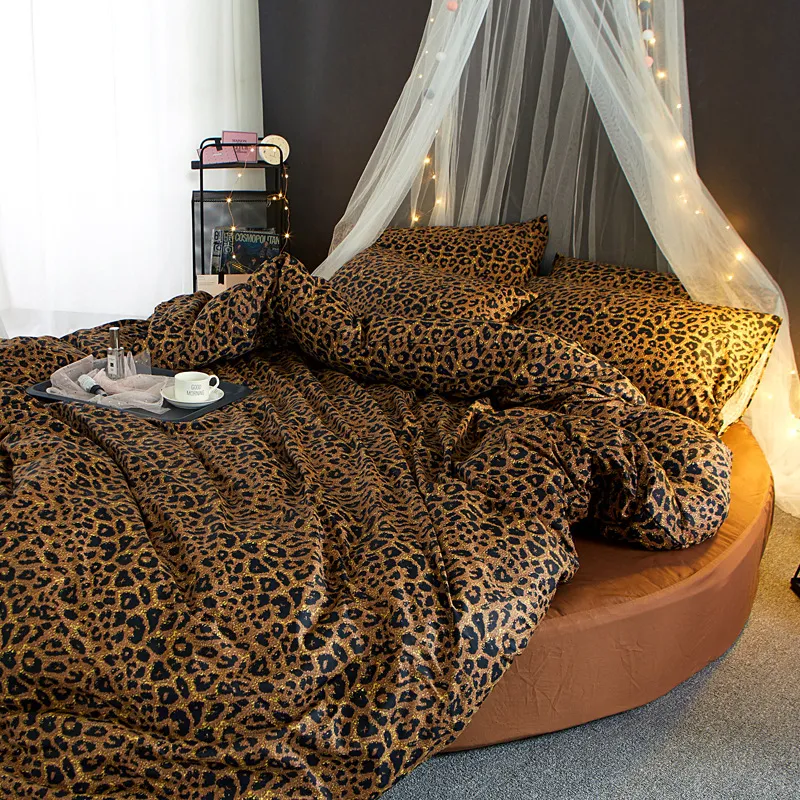 Леопардовая кровать. Леопардовый плед. Леопардовая кровать. Леопардовая кровать. Леопардовая спальня.