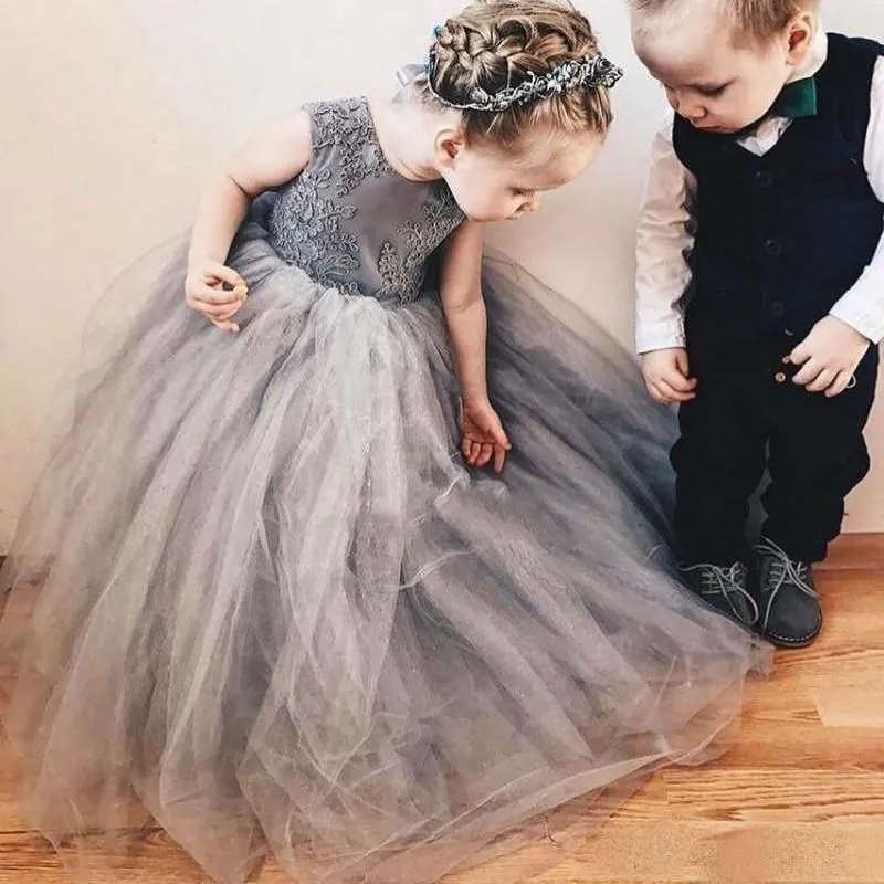 Elegante abito da ballo in pizzo grigio Abiti da ragazza di fiori per abiti da spettacolo di nozze Lunghezza del pavimento Abito da prima comunione in tulle per bambini