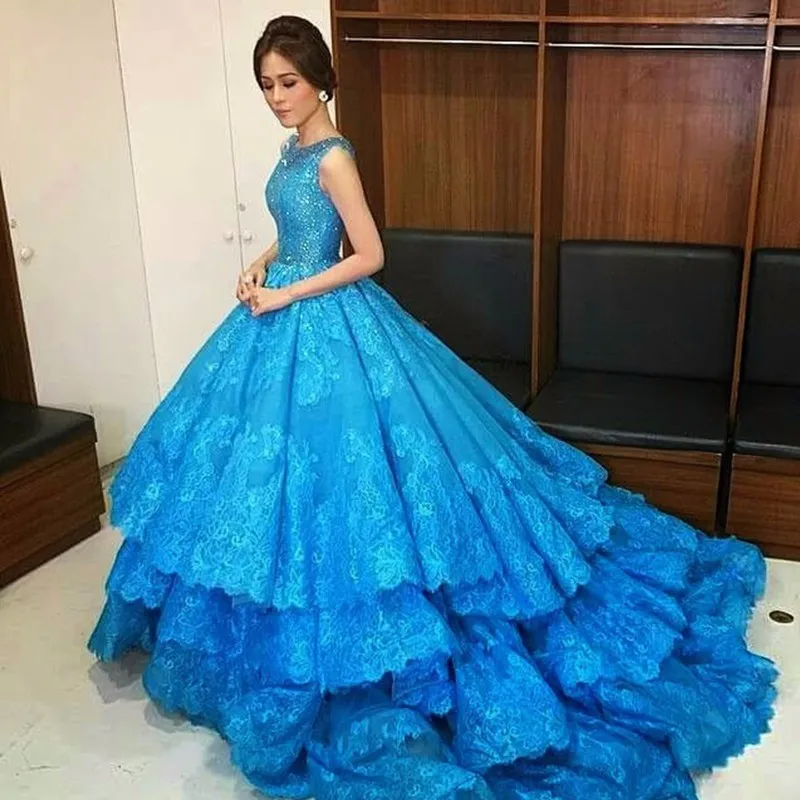 Sky Blue Lace Ball Jurk Quinceanera -jurken kralen Bateau halslijn gelaagde prom -jurken lovertjes hof trein zoet 16 jurk 407