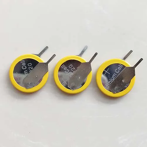 100 % frische CR1220 3-V-Lithium-Knopfzellenbatterie mit geschweißten Laschen und vertikalen Stiften für PCB-Knopfzellen
