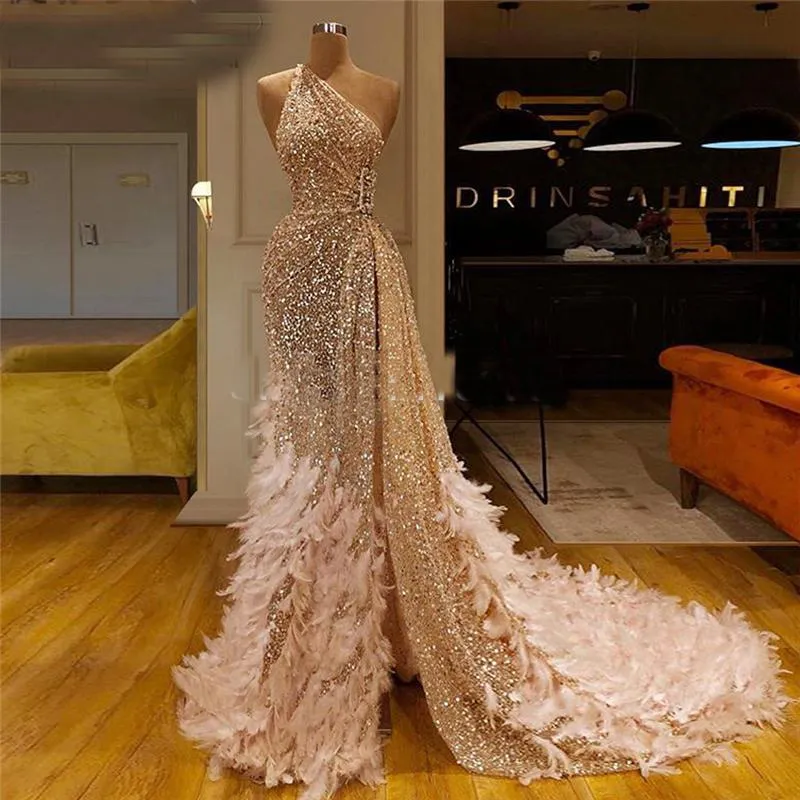 Abiti da ballo con paillettes dorati Una spaccatura laterale con una spalla di piume Abiti da sera sexy Abito da cerimonia formale scintillante