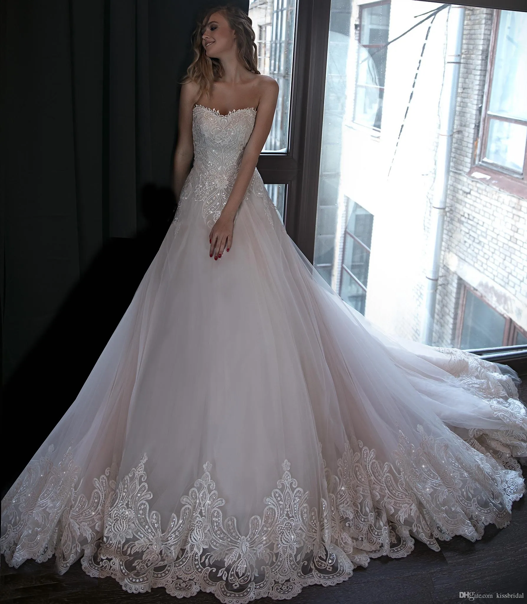 A-line Sexy Strapless Dresses Sleeveless Bead Lace Tulle Wedding Dress Bridal Gowns Long Train Bride Formal Gown Robe De Mariee
