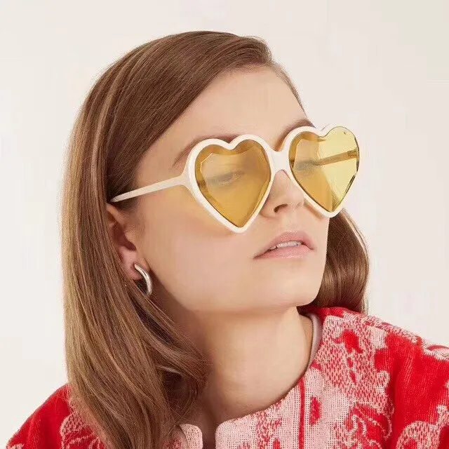 Grossist-0360 Solglasögon för kvinnor Populära hjärtframar Modemodell UV-skyddslins sommarstil Toppkvalitet Kom med fall