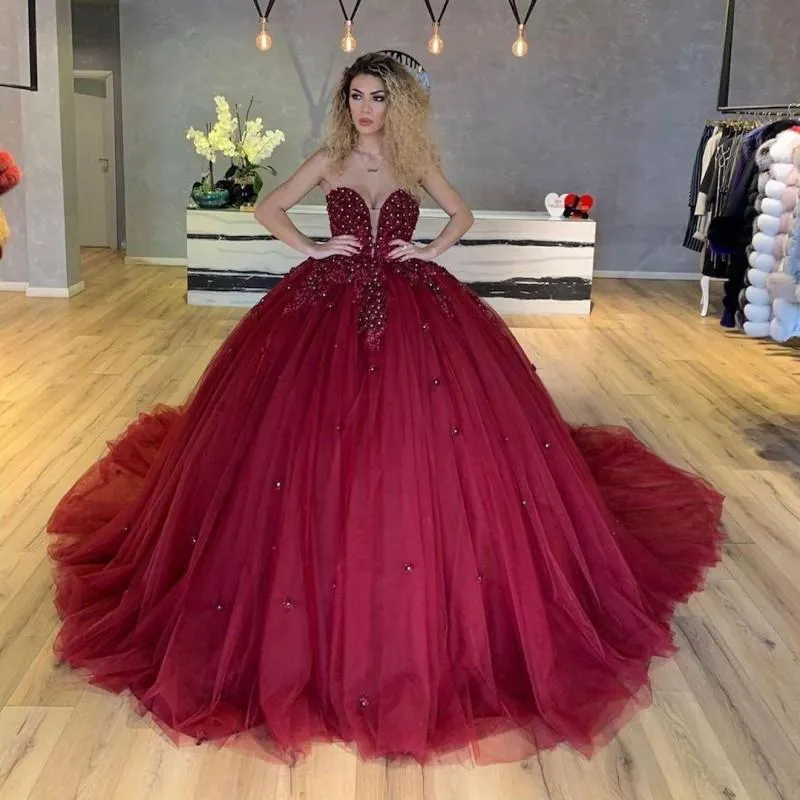 豪華なアラビアの赤いボールガウンQuinceaneraのドレス甘い16のドレスビーズのクリスタルプロムのイブニングドレスvestidos 15 Anos Vestidos deQuinceñera