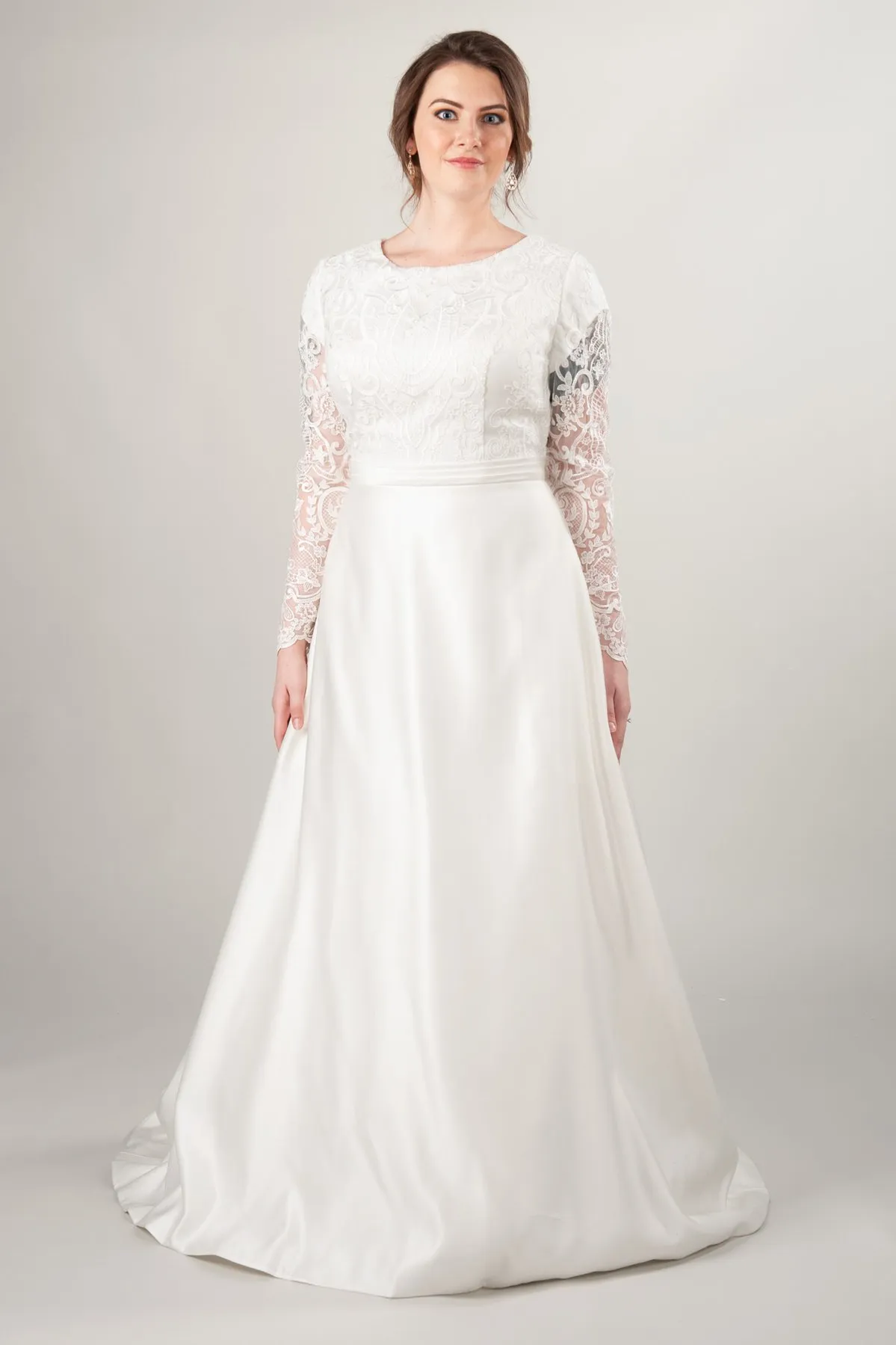 2019 A-Linie Plus Size Spitzen-Satin-Brautkleid mit langen Ärmeln, Juwelenausschnitt, Knöpfen am Rücken, vollfiguriges, bescheidenes Damen-Brautkleid
