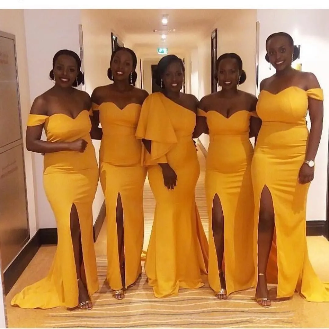 2019 romantiska gula brudtärna klänningar afrikanska av axelhalsen sjöjungfrun sida split sweep tåg elegant piga av ära klänningar