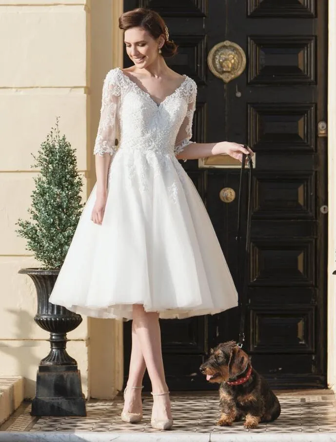 2019 Nouvelles robes de mariée courtes de la longueur du genou avec manches 3/4 manche V A-line appliques en dentelle en perles femmes