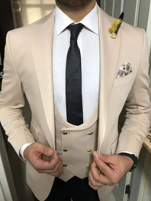 Wysokiej jakości jeden przycisk Beige Groom Tuxedos Peak Lapel Mężczyźni Garnitury Ślub / Prom / Dinner Best Man Blazer (kurtka + spodnie + kamizelka + krawat) W419