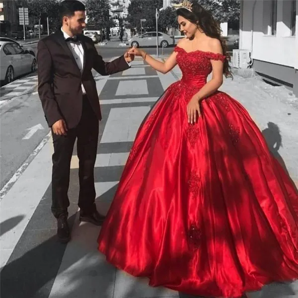 2019 luxuriöse lange Abendkleider aus rotem Satin mit Spitzenapplikationen, formelle schulterfreie Ballkleid-Abschlussballkleider