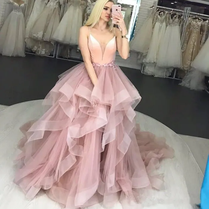 2020 Spaghetti Strip Ball Gown Abiti da ballo Ruffles Tulle Lungo Plus Size Abiti da festa da sera formale Abito per occasioni speciali