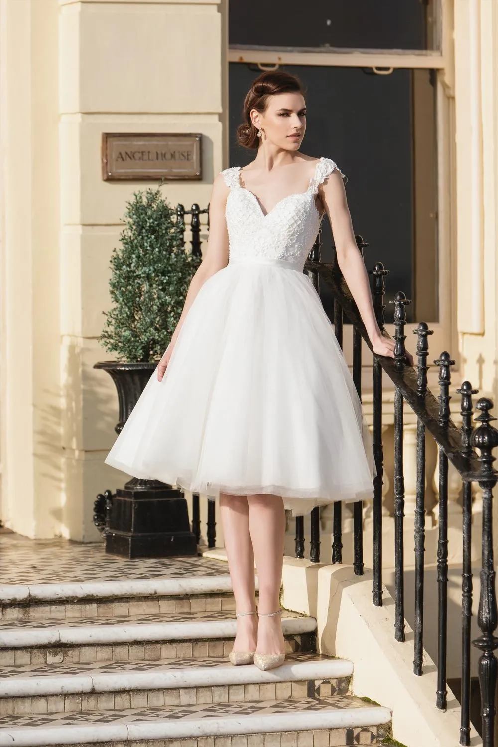 Vintage Knee Length Short Wedding Dresses With Straps Sleeveless 2019 New Beaded Lace A-line Informal Outdoor Bridal Gowns Short Length