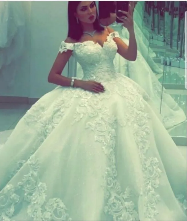 2019 Arabo con spalle scoperte in pizzo Ball Gown Abiti da sposa Tulle Applique increspato Sweep Train Abiti da sposa da sposa robe de mari￩e