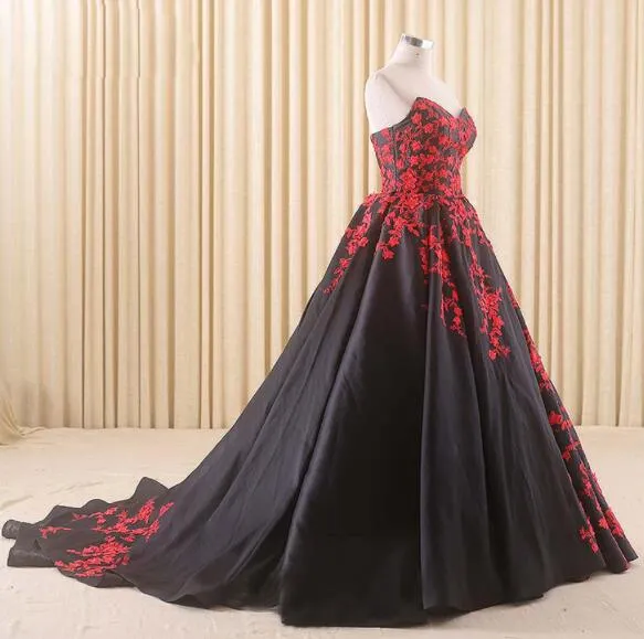 Ball Gown Gothic Black Wedding Dresses Sweetheart Sleeveless Red Lace Appliques Corset Back Vintage Bridal Gowns