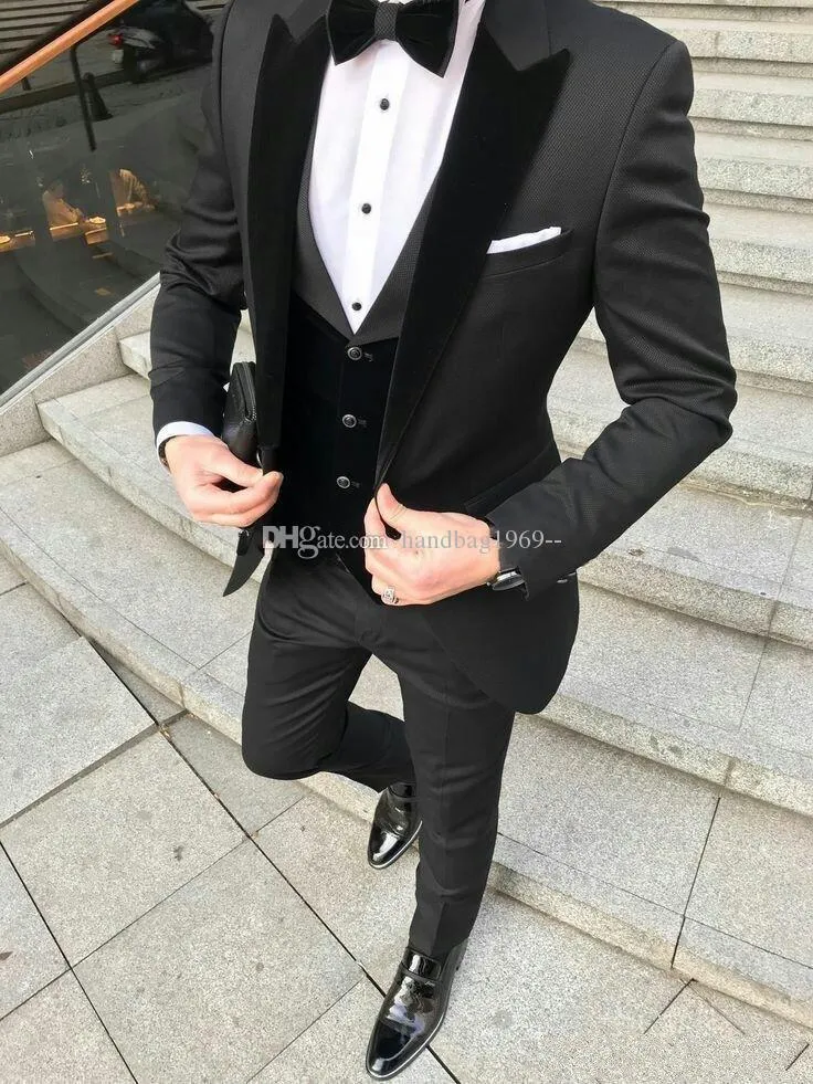 Nowy projekt One Button Black Groom Tuxedos Peak Velvet Lapel Groomsmen Mens Garnitury Ślub / Prom / Dinner Blazer (Kurtka + Spodnie + Kamizelka + Krawat) K215