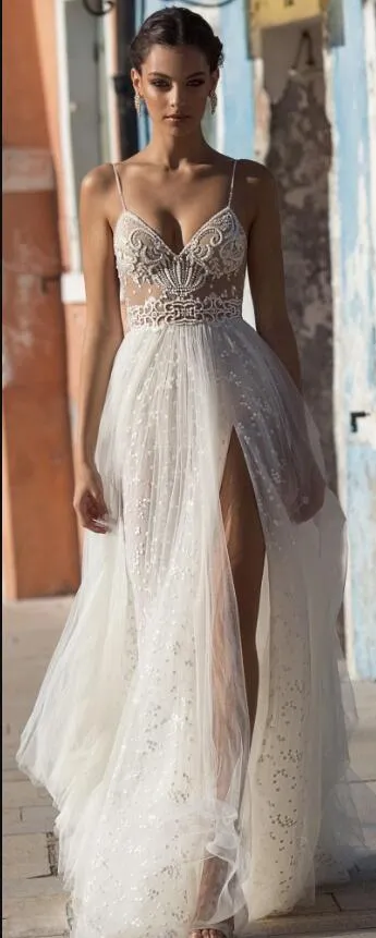 2018 Gali Karten Vestidos de novia en la playa Side Split Spaghetti Illusion Vestidos de novia sexy Boho Barrer tren Perlas Sin espalda Novia bohemia