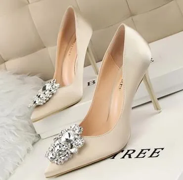 Hot Sale-Beautiful Lady Dress Shoes Kvinnor Pekade Toe Thin High Heels Satin Sexy Party Festival Bröllop Skor Kvinnor Pumpar