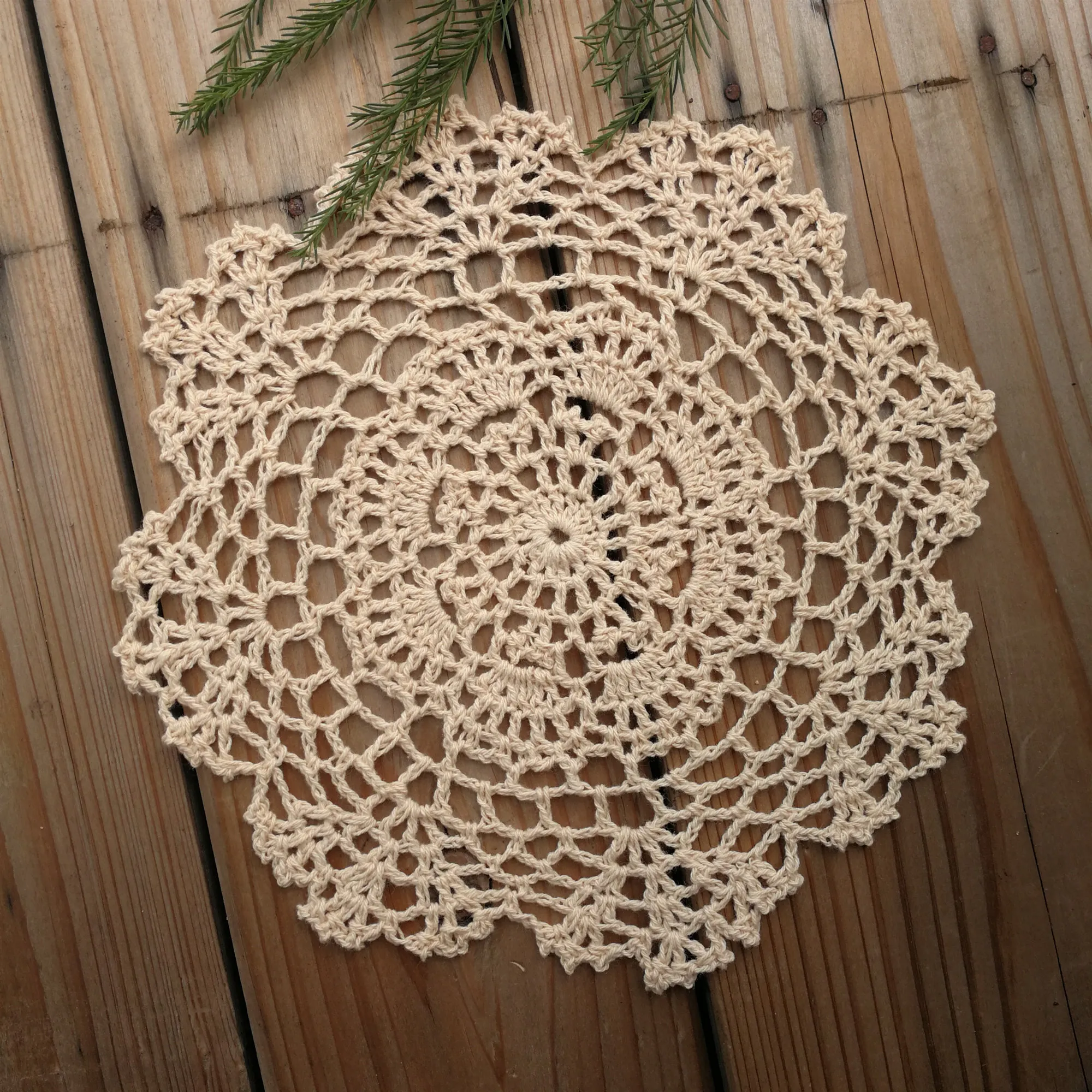 Gracebuy Tovagliette all'uncinetto, rotonde, 100% realizzate a mano, in pizzo, colore: beige, 58 cm