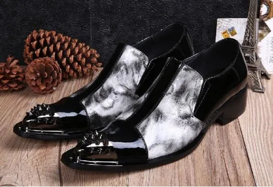 Novo 2019 Spikes Sapatos De Couro Dos Homens de Moda de Metal Rivet Dedo Apontado Sapatos Dos Homens Impresso Oxford Sapato De Casamento Dos Homens Vestido Sapatos