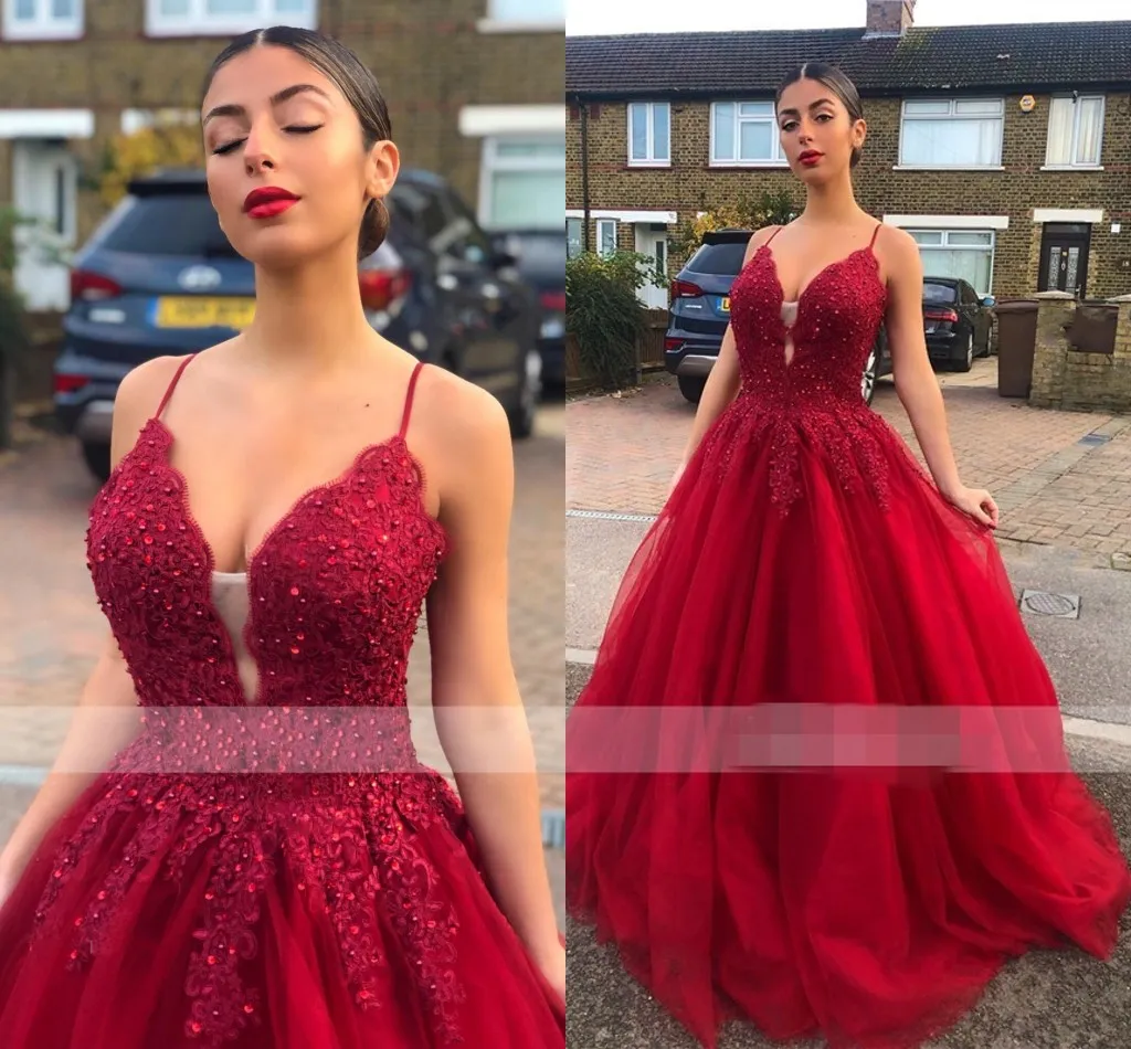 2020 Red Ball Modern Vestido Prom Dresses Quinceanera Applique frisada de cristal Spaghetti V-neck Abrir Voltar doce 16 vestem vestidos de noite elegante