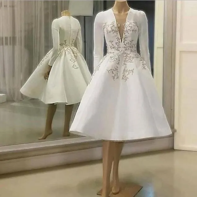 Robe de Cocktail courte ligne A en Satin blanc, col en V, manches longues, avec des Appliques en dentelle, robes de soirée de bal courtes, robes arabes