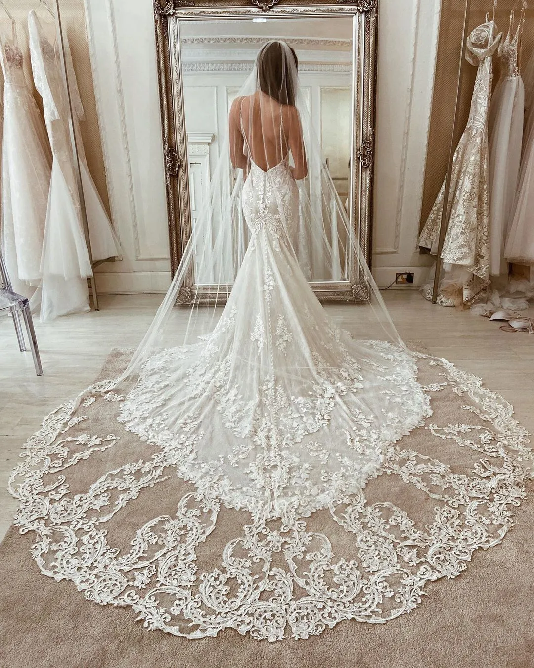 Ny ankomst 2,5m Lång kapell Bröllopslöjor med spets Applique Trim Soft Tulle One Layer Bridal Veil Bröllop Tillbehör