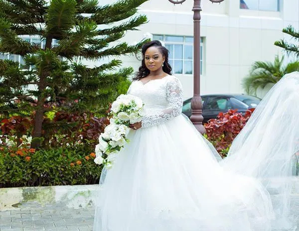 2019 Wedding Dresses Plus Size Lace Applique Crystal Beaded Ball Gown V