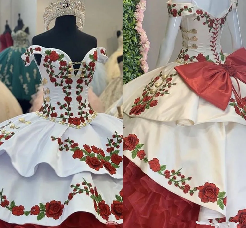 Underbara guldröda grönt broderi Quinceanera -klänningar Charro från axelbågen Tiered Satin Ball Gown Prom Dress 7th Class SWE2303