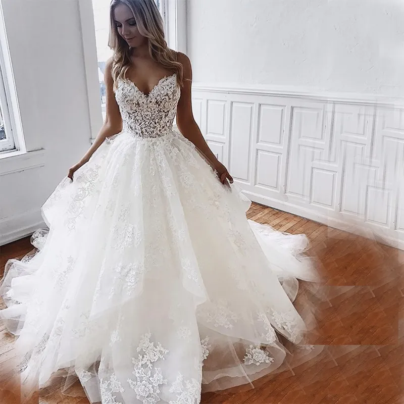 Strand Bröllopsklänningar med spetsapplikationer Spaghetti Straps Ruffles Tiered Vestido de Novia Bröllopsklänning Billiga Sexiga Backless Bridal Gowns