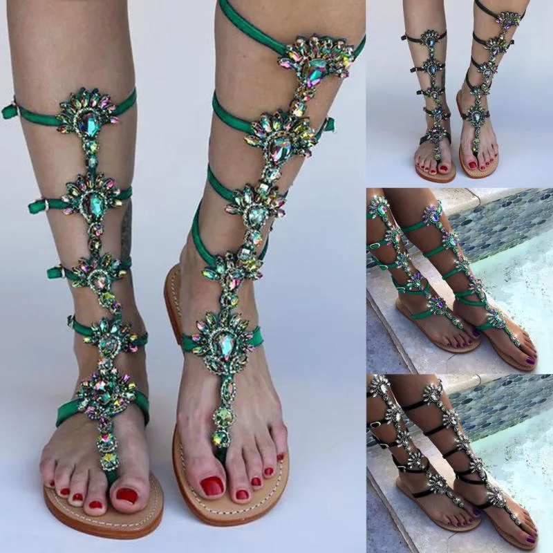 Gladiator Crystal Knee High Buckle Strap Sandaler Sommarlägenheter Kvinnors Sandaler Böhmen Rhinestones Flip Flops Beach Shoe