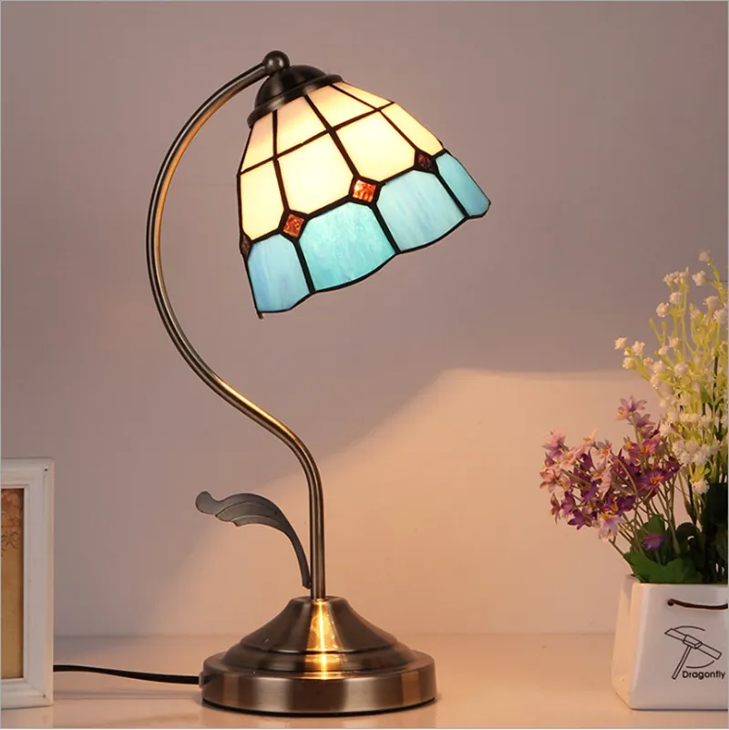 Nouveau bref lampes de table Style européen fait à la main vitrail Tiffany bleu abat-jour lumière de Table pour salon lampes de chevet