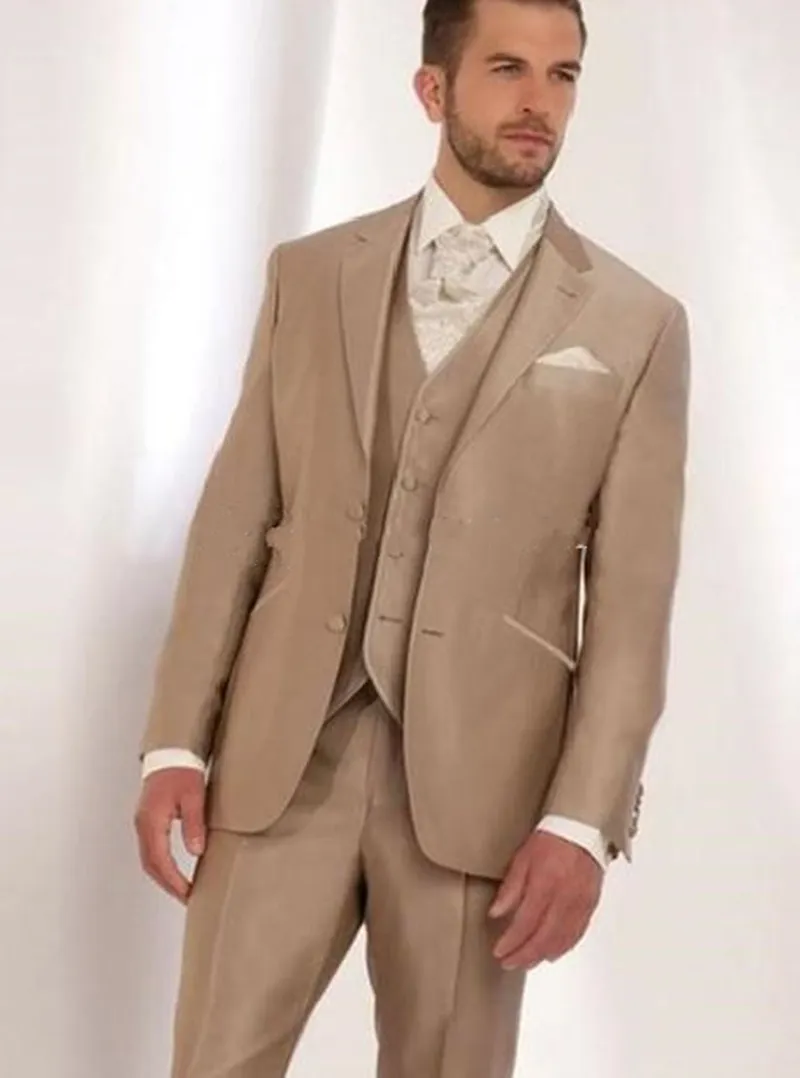 Nouveau Design élégant Deux boutons Champagne Wedding Gux Tuxedos Notch revers revers garçons d'honneur Mens Blazer Costumes (veste + pantalon + gilet + cravate)