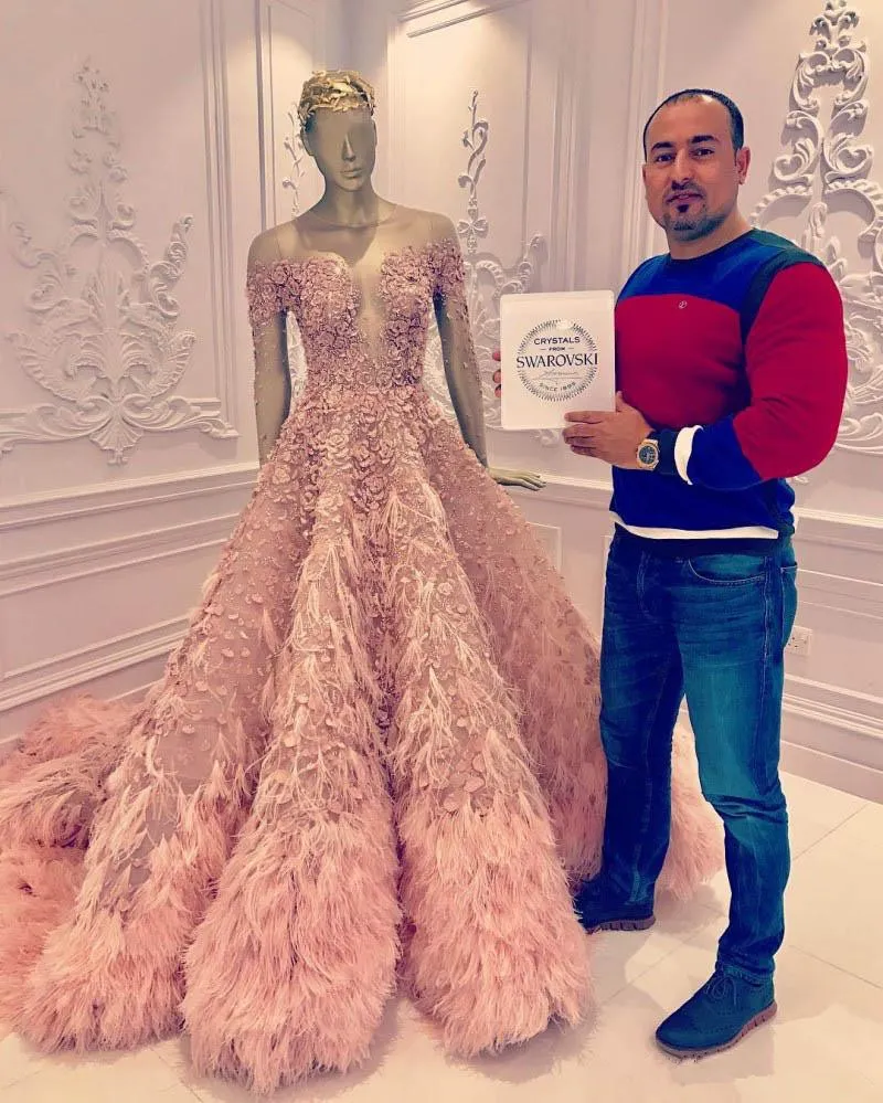 Abiti Di Piume Alla Moda Abiti Da Sera Abiti Da Sera Con Scollo Profondo E Applicazioni 3D Abiti Lunghi Da Ballo Abito Formale A Line Con Strascico Di Corte 4057 Da 478 35 DHgate