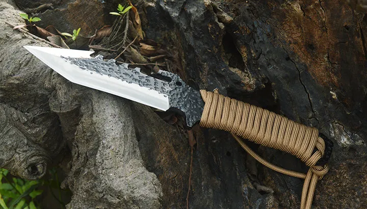 Coltello dritto da sopravvivenza all'aperto 440C Lama Tanto satinata Full Tang Manico in paracord Coltelli a lama fissa con fodero in pelle