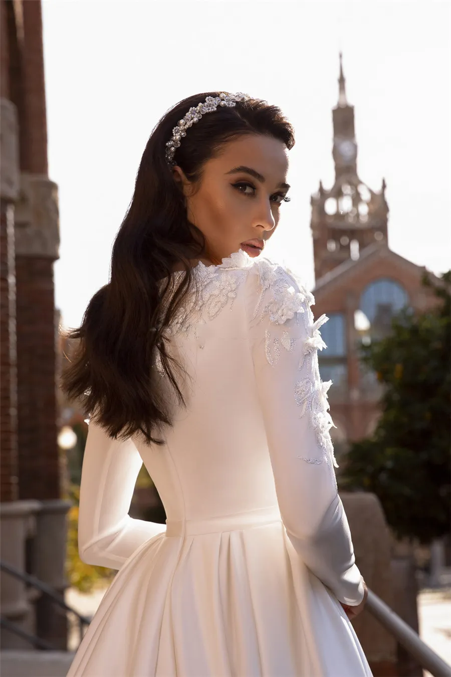 Elegant Long Sleeves A Line Wedding Dresses Appliques Lace Pleated Bridal Gowns Modest Women Wedding Wear Custom Online