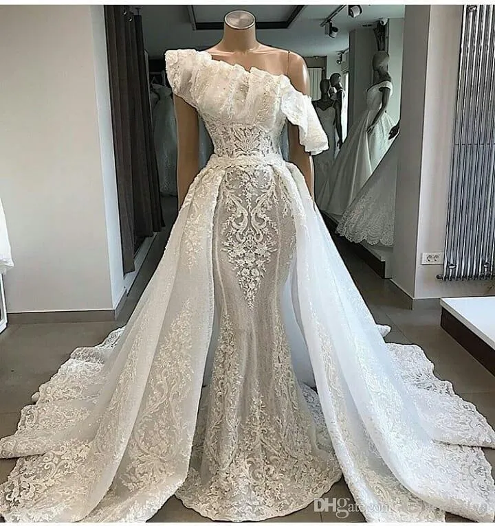 2019 Lyxig One Shoulder Lace Bröllopsklänningar Med Avtagbar Domstol Tåg Applique Mermaid Bridal Gowns Couture Engagement Dress