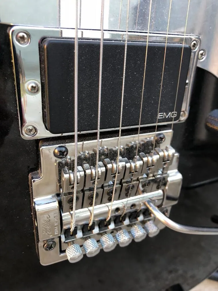 マホガニーエレクトリックギター、メタリックブラック、スラント