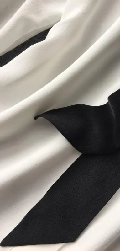 Blusa blanca 2025 con liston negro