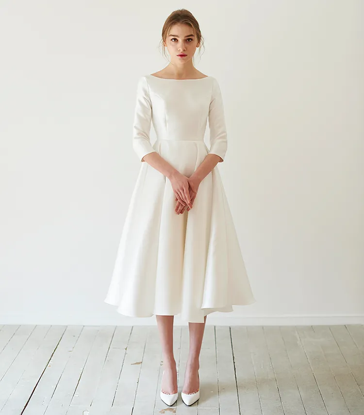 Vintage thé longueur robes de mariée courtes en satin simples avec manches 3/4 col bateau A-ligne des années 1950 des années 60 réception informelle robe de mariée